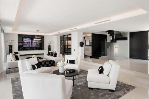 Villa OAK - 6-Bedroom Villa with Cinema Room and Pool
