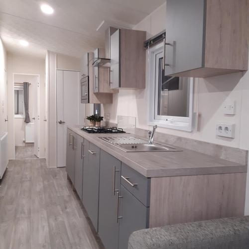 Dapur atau dapur kecil di Chalet Weizicht op minicamping Hoogelande
