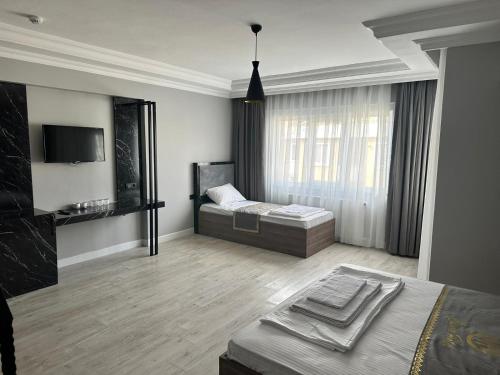 1 dormitorio con 1 cama y TV en una habitación en Cevvo Hotel en Estambul