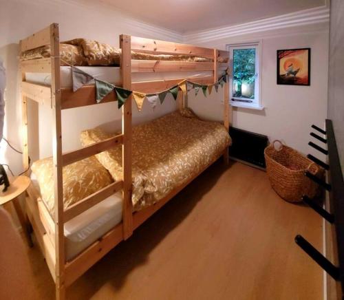 a bedroom with two bunk beds in a room at Natuurhuisje De Zwaluw in Putten