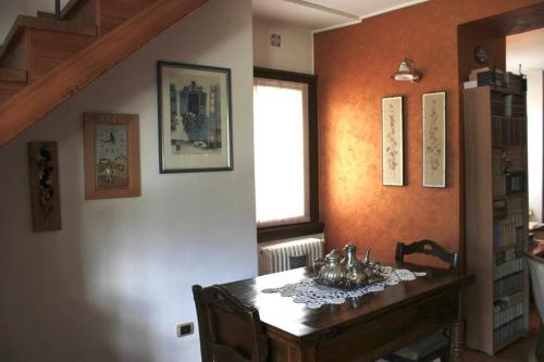 ein Esszimmer mit einem Tisch und einem Fenster in der Unterkunft Casa Colori (C.I.R. 014051) in Poggiridenti