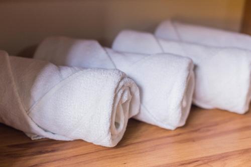 a pile of white towels sitting on a wooden floor at Terra dos Diamantes Hotel in Lençóis