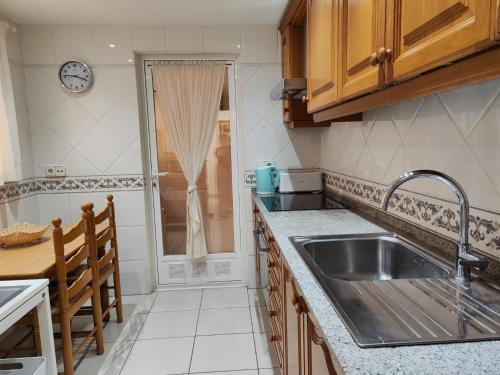 eine Küche mit Spüle und Arbeitsplatte in der Unterkunft EUREKA Sea Views & Comfort in Cala Millor