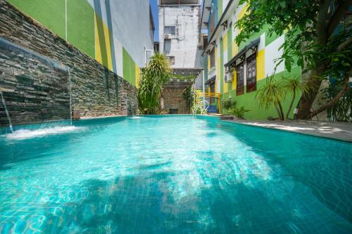 a swimming pool in the middle of a building at S Villa Đà Nẵng Gần Biển in Da Nang