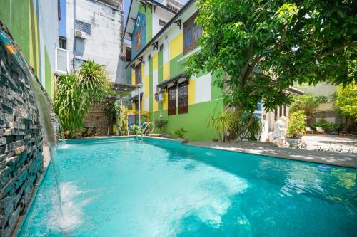 a swimming pool in the middle of a building at S Villa Đà Nẵng Gần Biển in Danang