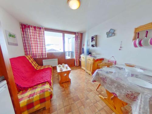 a living room with a couch and a table at Appartement Les Saisies, 1 pièce, 4 personnes - FR-1-594-119 in Hauteluce