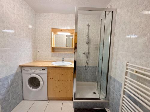 a bathroom with a washing machine and a sink at Appartement Samoëns, 3 pièces, 6 personnes - FR-1-624-30 in Samoëns