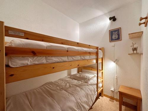 a bedroom with two bunk beds in a room at Appartement Samoëns, 3 pièces, 6 personnes - FR-1-624-30 in Samoëns