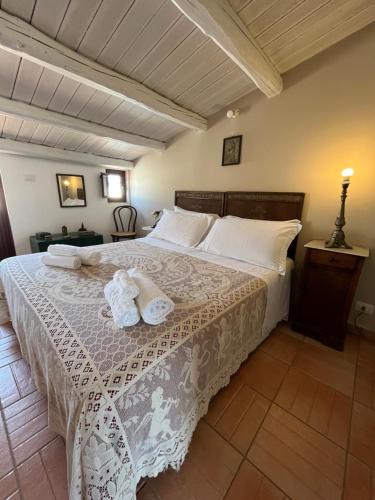 Masseria Boscorotondo tesisinde bir odada yatak veya yataklar