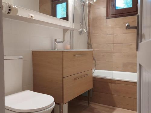 une salle de bain avec toilettes, lavabo et baignoire dans l'établissement Appartement rénové 4 pers., pied des pistes, parking - FR-1-733-31, à Crest-Voland