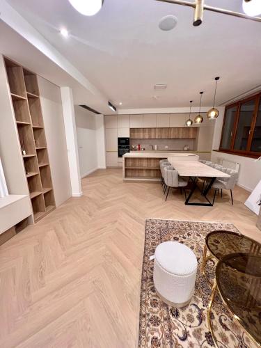 - un salon avec une table et une salle à manger dans l'établissement Stylish 3 bedroom apartment in the hearth of city center with history, à Bratislava