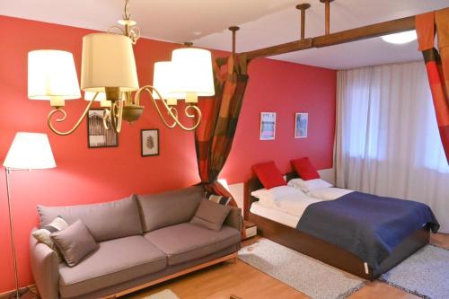 1 dormitorio con cama y sofá en Cozy Fortuna Apartments 46, en Bansko