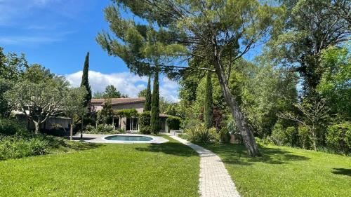 Κήπος έξω από το B&B 2 Chambres d'hôtes Gai Félibre avec Piscine et Jacuzzi