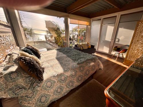 a bedroom with a bed and a large window at Apartamento Pacifico in Viña del Mar