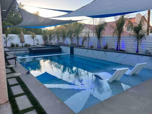 Plush Las Vegas Retreat 5 min from Strip