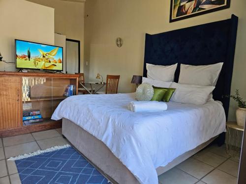 Postel nebo postele na pokoji v ubytování Getaway with mountain views, BBQs & hikes near Cradle of Humankind