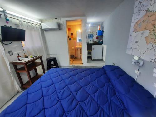 1 dormitorio con edredón azul en la cama en Lapacho Casa 8 personas en Salta