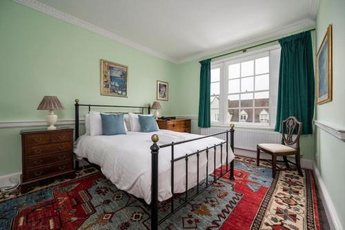 um quarto com uma cama e uma janela em Hanwell House, Long Melford em Long Melford