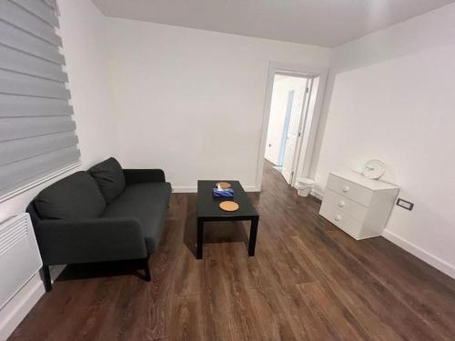 uma sala de estar com um sofá e uma mesa de centro em Aylesbury Apartment 3 with Parking em Buckinghamshire