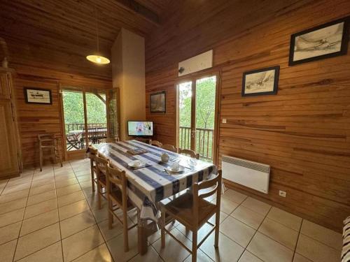 une salle à manger avec une longue table et des chaises dans l'établissement Chalet des dunes, à Biscarrosse