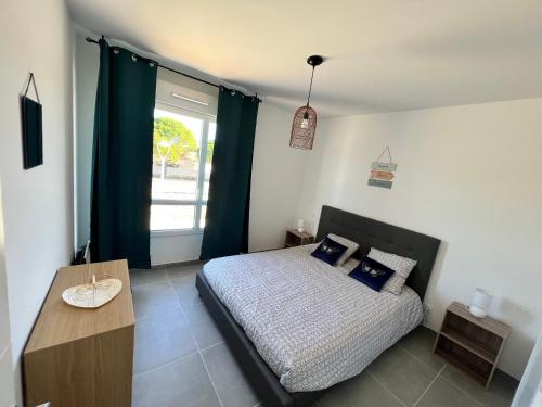 une chambre avec un lit, une table et une fenêtre dans l'établissement APPT 6 personnes BABORD, à Leucate
