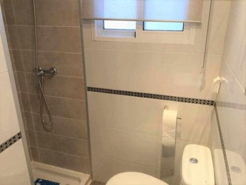 a bathroom with a shower and a toilet and a window at Amplio con 2 dormitorios y muy equipado LA CANAL in Petrer