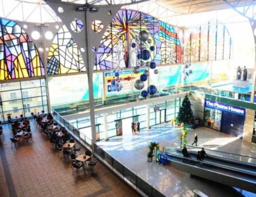 a shopping mall with a christmas tree and stained glass windows at Amplio con 2 dormitorios y muy equipado LA CANAL in Petrer