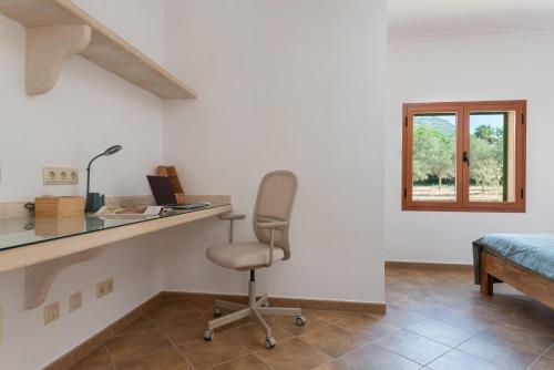 a office with a desk and a chair in a room at Can Taco in Llucmajor