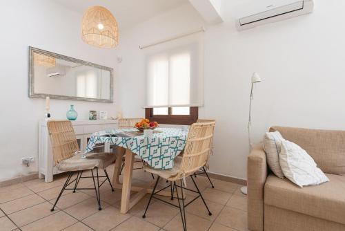 a kitchen and dining room with a table and chairs at Vent de Xaloc in Sa Ràpita