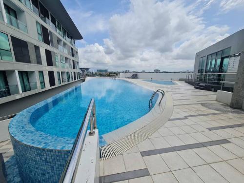 una gran piscina al lado de un edificio en V' BROS Deloft 2 Emporium Kuching, en Kuching