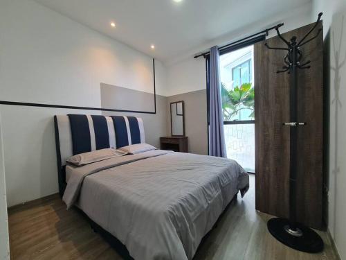 1 dormitorio con cama y ventana grande en V' BROS Deloft 2 Emporium Kuching, en Kuching