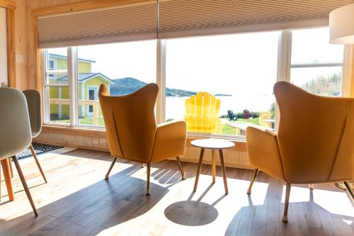 Habitación con sillas y ventana grande. en Petals oceanview villa, 
