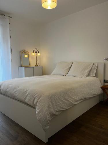 Un pat sau paturi într-o cameră la Apartment close to Paris and métro