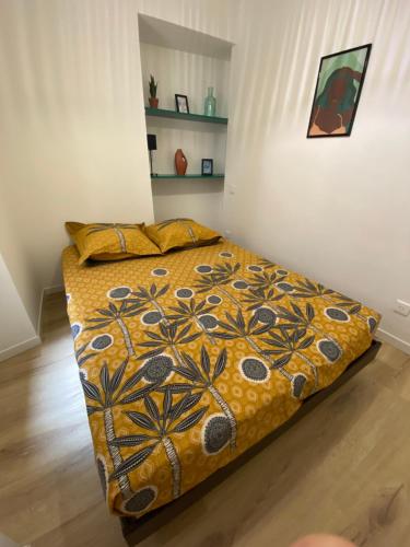 - une chambre avec un lit et une couverture colorée dans l'établissement Appartement en bord de mer 1, à Banyuls-sur-Mer