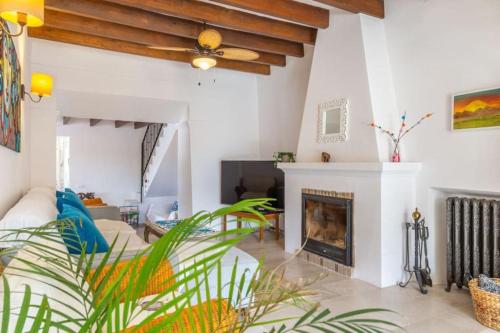 sala de estar con chimenea y techo en Spacious Yoga, Cyclist and Family Home in Alaro! en Alaró