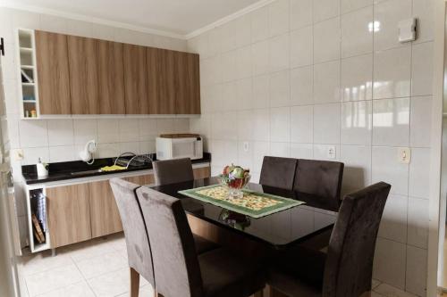 a kitchen with a dining room table and chairs at Casa para 6 pessoas in Bento Gonçalves