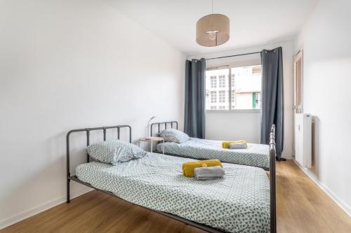 Una cama o camas en una habitación de Appartement deux chambres sur le Vieux Port avec clim