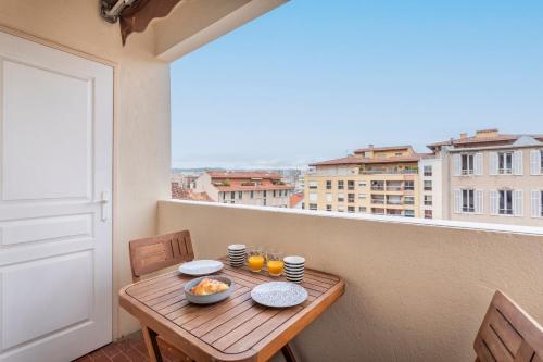 Photo de la galerie de l'établissement Appartement deux chambres sur le Vieux Port avec clim, à Marseille