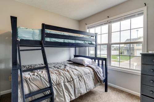 - une chambre avec des lits superposés et une fenêtre dans l'établissement Cozy Ohio Home - Deck, Arcade Games and Near Golfing, à Cincinnati