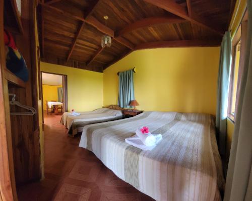 1 dormitorio con 2 camas en una habitación en Sunset Monteverde, en Monteverde