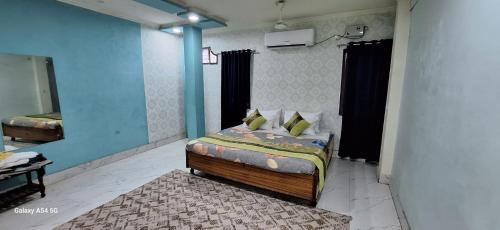 una camera con un letto in una stanza con un tappeto di Lock and key a Varanasi