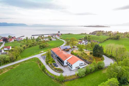 uma vista aérea de uma casa com um telhado laranja em Jelsa Hotell em Jelsa