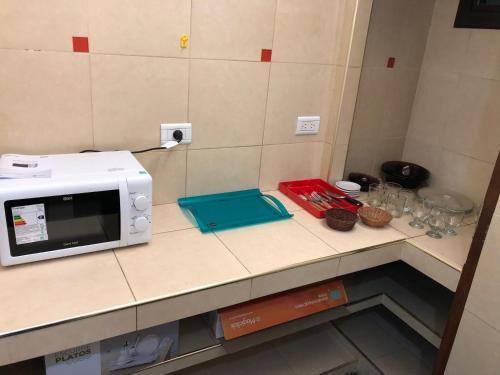 un microondas sentado en una encimera en una cocina en Alojamiento Mitre en Salta
