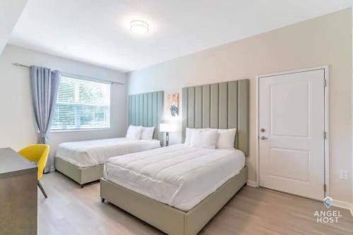 Een bed of bedden in een kamer bij Apartment at Vista Cay Resort