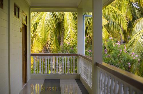 Un jardín fuera de Nazaki Beach Hotel & Spa Maldives