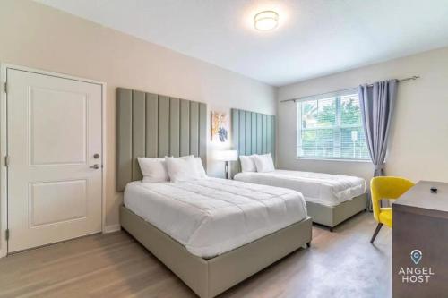 een hotelkamer met 2 bedden en een raam bij Apartment at Vista Cay Resort in Orlando