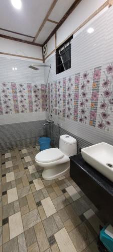 A bathroom at Periyar Inn