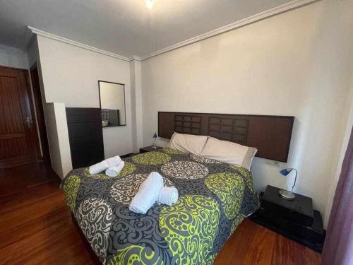 - une chambre avec un grand lit et 2 oreillers dans l'établissement Erribera Etxea Amplio piso con parking, à Bermeo