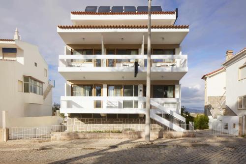 un edificio con balcones en un lateral en Alto House Faro AL de Assinatura Modernista, en Faro