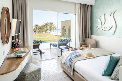 Habitación de hotel con cama y balcón en TUI BLUE Scheherazade Adults Only en Sousse